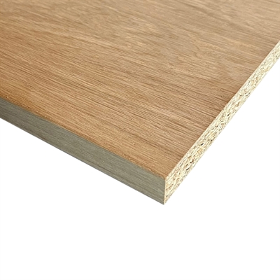 Furnerattu runkolevy eurooppalaista tammea